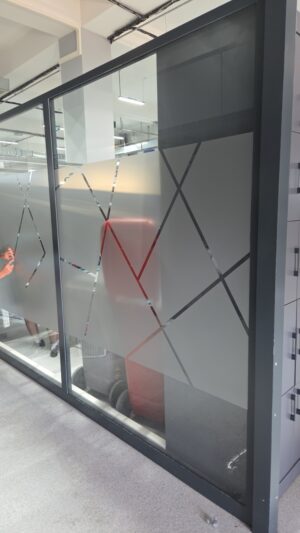 Ofislere özel Geometrik Desenli cam kumlama folyosu uygulaması