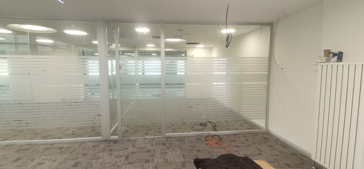 Ofislere özel Yatay Şeritli cam kumlama folyosu uygulaması